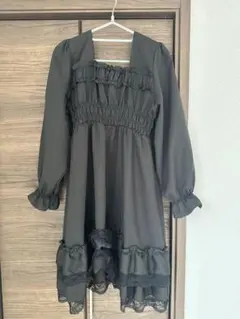 黒いゴスロリドレス フリル付き