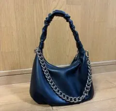 黒いチェーン付きショルダーバッグ