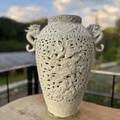 古伊万里？ 中国？ 白磁 透かし彫り 龍耳 花瓶 陶芸 古伊万里？ 中国？ 白磁 透かし彫り 龍耳 花瓶 陶芸 - メルカリ