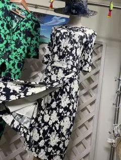 ★Tory Burch ★清楚ネイビー花柄極美　ラップ　ワンピース 裏地ありのサムネイル