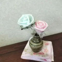 ミントグリーンとピンクの造花