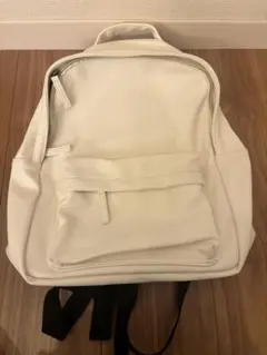 ホワイトバックパック シンプルデザイン