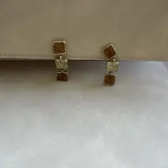 スクエアモチーフ 3連 イヤリング ブラウン×ゴールド