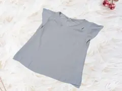 ＜JUSGLITTY＞グレー Vネック フリル袖 シャツ