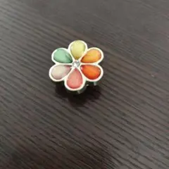 クロックス　カラフル花形デザインの装飾品のサムネイル