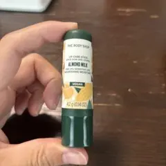 THE BODY SHOP リップケアスティック アーモンドミルクのサムネイル