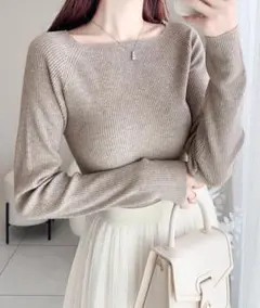計算されたネックラインで、デコルテ美人。スクエアネックリブニットプルオーバー