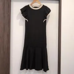 フリル袖の黒いフレアワンピース