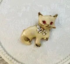 ✴︎白猫のブローチ