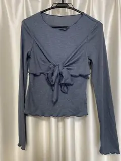 リボン付きグレー長袖トップス