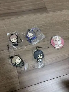 進撃の巨人 ストラップ 4個セット +缶バッジ