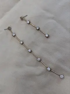 スワロフスキー コンステラ アシンメトリー ロングピアス ローズゴールド