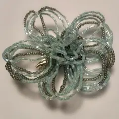 水色と銀色の花形ブローチ