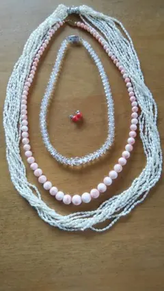 3種類のネックレスと、2個のペンダントトップ