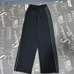 黒のワイドジャージパンツ