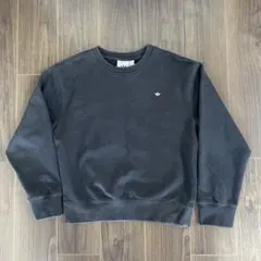 adidas ダークグレー クルーネック トレーナー