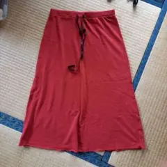 赤いウエストリボン付きロングスカート