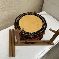 일본 드럼 일본 드럼 꿀벌이 있는 일본 악기 타악기 스탠드