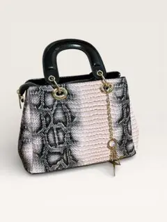 未使用　ヘビ柄　パイソン柄　ハンドバッグ ピンク ブラック　型押し　チャーム