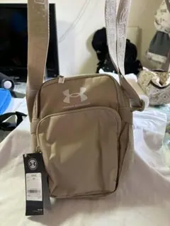 UNDER ARMOUR ボディバッグ ベージュ 新品