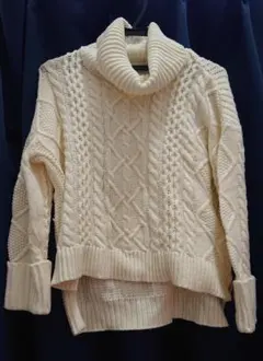 アイボリー ケーブル編み タートルネックセーター