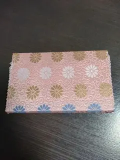 ピンクと金色の菊模様が美しい懐紙入れ