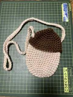 子ども向けドングリ型かぎ針編みポシェット（小）