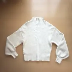 リブ編みホワイトハイネックセーター
