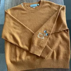 目の刺繍付きマスタードセーター