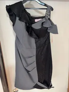 フリル付きタイトフィットドレス