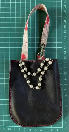 ブラック本革ポーチ 花柄ストラップ付き