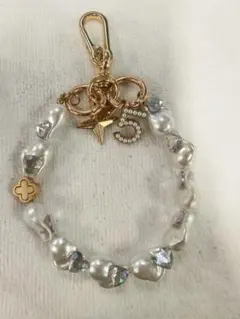 パールとゴールドチャームのストラップ