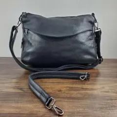 複数のポケットと 2 本のストラップが付いた、新しい本革製クロスボディバッグ