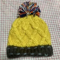 イエローポンポン付きニット帽