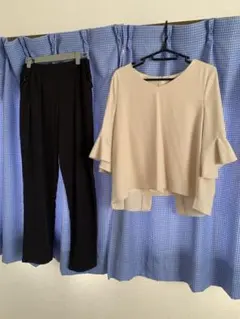 ベージュフレアスリーブトップスと黒パンツセットアップ　11号