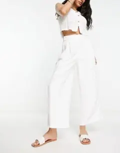 Stradivarius CULOTTE ホワイト キュロットパンツのサムネイル