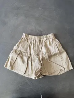 GU フリル付きベージュショートパンツ 120