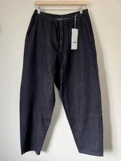 COMOLI ネイビーデニムテーパードパンツ