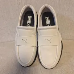 PUMA ローファー 厚底 スリッポン オフホワイト ブラックのサムネイル