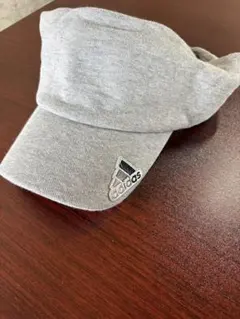 adidas グレーサンバイザー フリーサイズ
