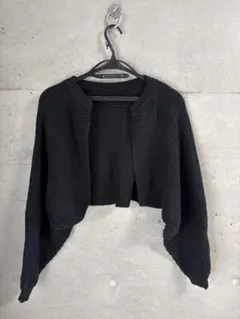 黒いリブ編みクロップドカーディガン