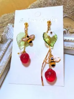 『1点限り』蜜蜂と花と苺のピアス
