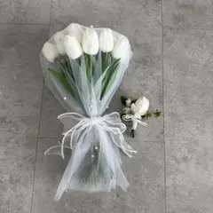 ホワイトチューリップブーケとブートニアセット