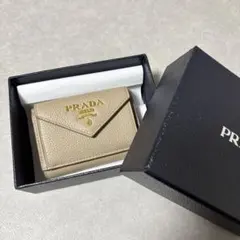 PRADA》サフィアーノトライアングル 二つ折り財布 プラチナ - メルカリ