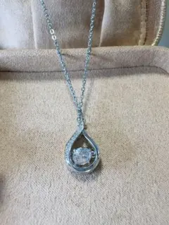 ダンシングストーン ネックレス 揺れる 一粒 キラキラ 上品 高見え レディース