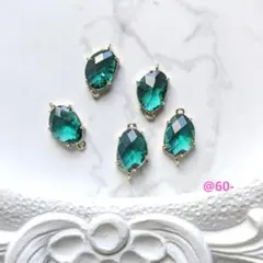 1063【3個】特価品｜多面カット雫＆オーバルガラスチャーム｜グリーン 