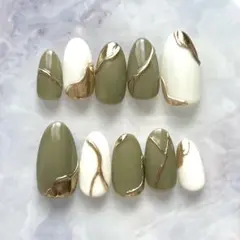 グリーンとホワイトのネイルチップ