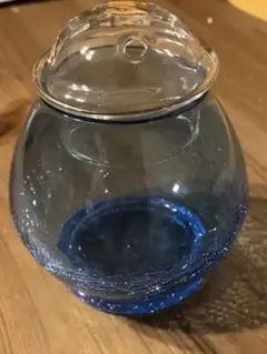 青いガラス製蓋付き容器　モザイク状の模様ありで香炉状　 上部蓋に3つの穴あり