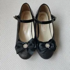 黒いリボンとビジュー付きフォーマルシューズ