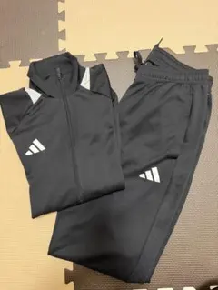 3連休限定販売　adidas ブラック トラックスーツ